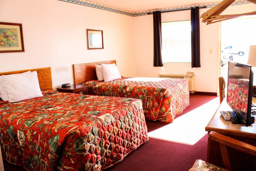 Westworld Country Inn Hubbard Exterior photo